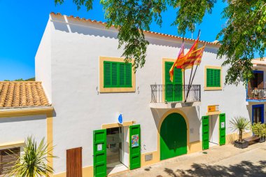 IBIZA Adaları, İspanya - 19 Mayıs 2017: İspanya 'nın Ibiza adası, güneşli yaz gününde Sant Joan de Labritja kasabasındaki belediye binası. Bu tip mimari pek çok küçük İspanyol kasabası için tipik..