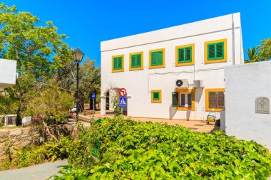 İspanya 'nın Ibiza adasındaki Sant Josep de sa Talaia kasabasında tipik bir İspanyol tarzı bina.