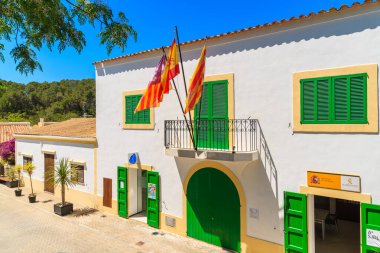 IBIZA Adaları, İspanya - 19 Mayıs 2017: İspanya 'nın Ibiza adası, güneşli yaz gününde Sant Joan de Labritja kasabasındaki belediye binası. Bu tip mimari pek çok küçük İspanyol kasabası için tipik..