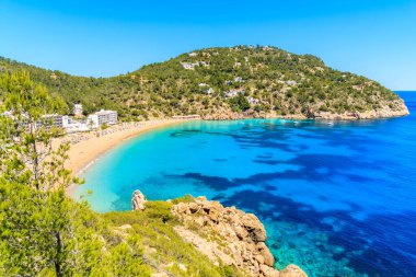 Güzel Cala San Vicente Körfezi manzarası. Gök mavisi deniz suyu ve plaj, İbiza Adası, İspanya.