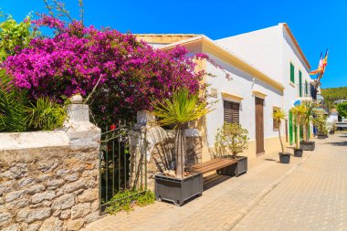 IBIZA Adaları, İbiza Adası, İspanya - 19 Mayıs 2017: Sant Josep de sa Talaia kasabasındaki tipik İspanyol tarzı evler.