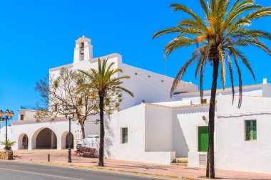 İspanya 'nın İbiza adasındaki San Josep de sa Talaia kasabasında tipik bir beyaz tarzı kilise.