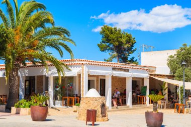 IBIZA Adası, İspanya - 19 Mayıs 2017: İspanya 'nın İbiza adasındaki Es Cubell köyündeki tipik bir restoran.