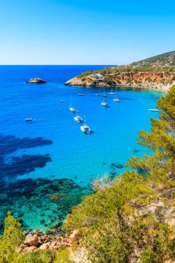Cala d 'Hort körfezi manzarası güzel mavi deniz suyunda yelkenli tekneler, İbiza adası, İspanya