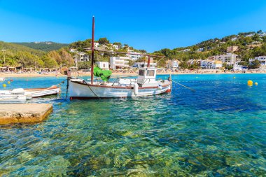 İspanya, İbiza 'daki Cala Vadella Körfezi' nde balıkçı teknesi.