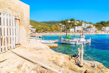 İspanya, İbiza 'daki Cala Vadella Körfezi' nde balıkçı teknesi.