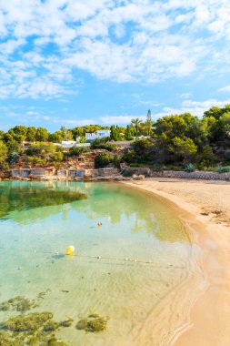 Sabahın erken saatlerinde güzel Cala Gracio plajı ve körfezi manzarası, İbiza adası, İspanya