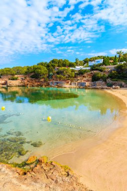 Sabahın erken saatlerinde güzel Cala Gracio plajı ve körfezi manzarası, İbiza adası, İspanya