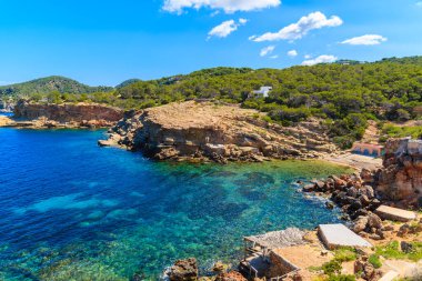 Punta Galera Körfezi 'nin mavi deniz suyu İbiza adası, İspanya' da inanılmaz taş oluşumlarıyla çevrilidir.