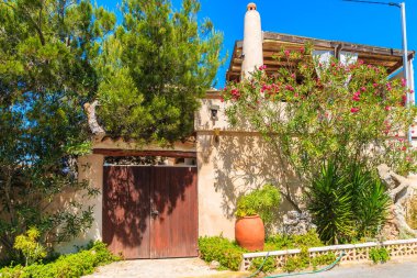 İspanya 'nın İbiza adasındaki San Antonio kasabasında tipik bir İspanyol tarzı villa evi.