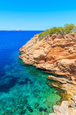 Punta Galera körfezi yakınlarında turkuaz deniz suyu bulunan deniz koyunda, İbiza adası, İspanya