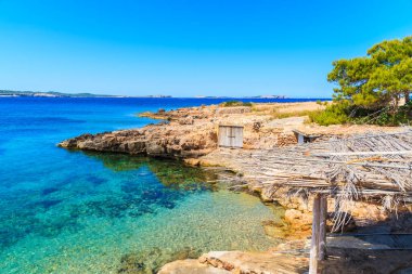 IBIZA Adası, İspanya - 20 Mayıs 2017: Cala Gracio, İbiza Adası yakınlarındaki güzel küçük plaj manzarası.