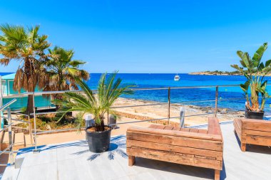 Güneşli yaz gününde San Antonio 'nun kıyı şeridinde banklar, İbiza adası, İspanya