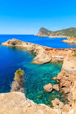 Punta Galera Körfezi, İbiza Adası, İspanya 'da tekne hortumları olan bir koy.