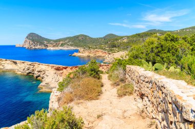 Punta Galera sahiline giden sahil yolu inanılmaz taş oluşumlarıyla çevrili, İbiza adası, İspanya