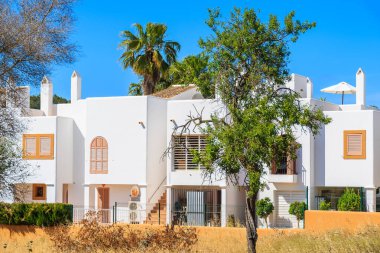 Beyaz boyalı evleri olan Sant Carles de Peralta köyünün tipik mimarisi, İbiza adası, İspanya