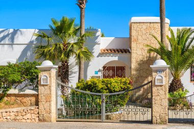IBIZA Adaları, İspanya - 20 Mayıs 2-17: İspanya 'nın İbiza adası Cala Nova bölgesinde lüks beyaz renkli tatil villasına giriş kapısı.