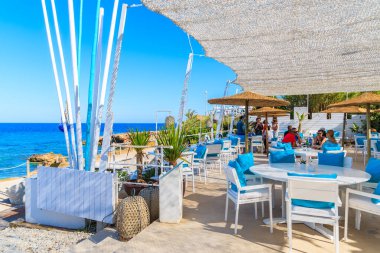 IBIZA Adaları, İspanya - 20 Mayıs 2017: Cala Nova plaj restoranı ve deniz manzaralı masalar, İbiza Adası, İspanya.