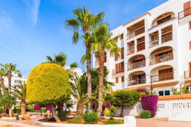 Santa Eularia kasabası, İbiza, İspanya 'da geleneksel İspanyol tarzında gezinti güvertesi ve daireler