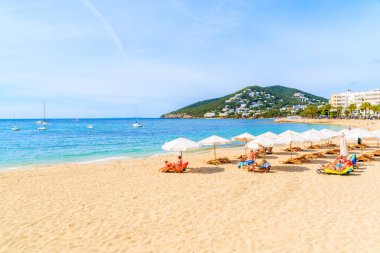 IBIZA Adası, İspanya - 18 Mayıs 2017: Santa Eularia plajında güneşlenen turistler, İbiza Adası, İspanya.