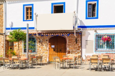 Santa Eularia kasabası, İbiza Adası, İspanya 'da geleneksel İspanyol tarzı evleri olan bir sokak.