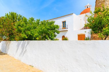 Beyaz duvarlar ve Santa Eularia kasabasındaki Puig de Missa kilise binasının manzarası, İbiza adası, İspanya
