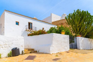 Santa Eularia şehrinin Puig de Missa bölgesindeki beyaz tipik evler, İbiza adası, İspanya