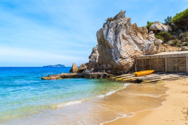Cala San Vicente sahilinde sarı tekne, İbiza adası, İspanya