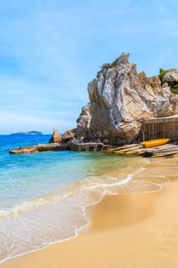 Cala San Vicente sahilinde sarı tekne, İbiza adası, İspanya
