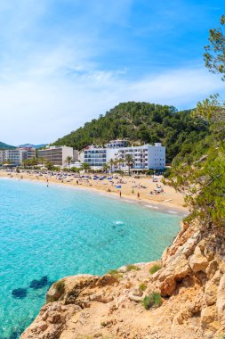 Cala San Vicente plajı manzarası ve İbiza adası, İspanya sahillerindeki oteller