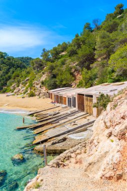 Cala San Vicente sahilinde balıkçı teknesi evleri, İbiza adası, İspanya