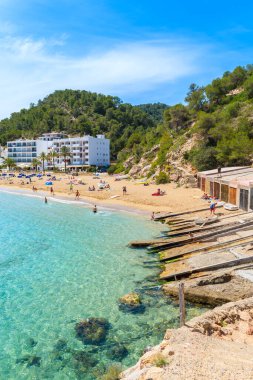 İspanya 'nın İbiza adasında kayıkhaneleri ve otelleri olan Cala San Vicente plajı manzarası