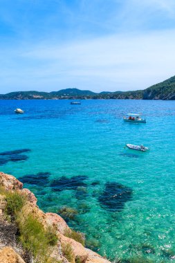 İspanya 'nın İbiza adasındaki Cala San Vicente Körfezi' ndeki tekneler