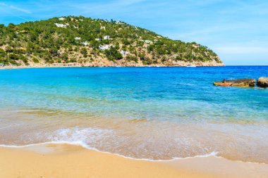 Cala San Vicente sahilinde deniz dalgası, İbiza adası, İspanya