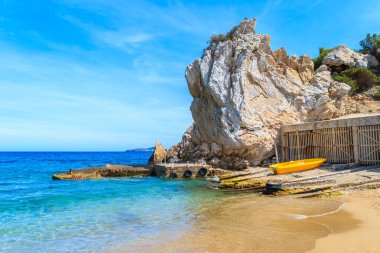 Cala San Vicente sahilinde sarı tekne, İbiza adası, İspanya