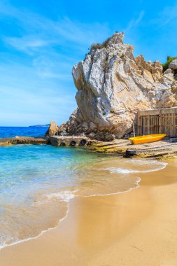 Cala San Vicente sahilinde sarı tekne, İbiza adası, İspanya