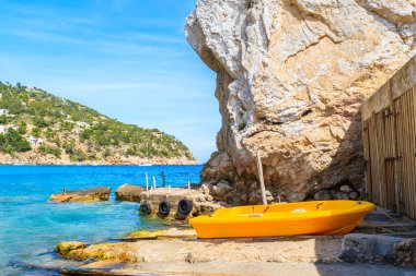 Cala San Vicente sahilinde sarı tekne, İbiza adası, İspanya