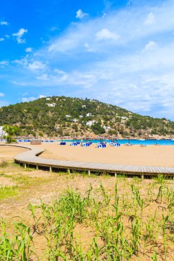 İspanya 'nın Cala San Vicente Körfezi İbiza adasındaki sahile giden yol.