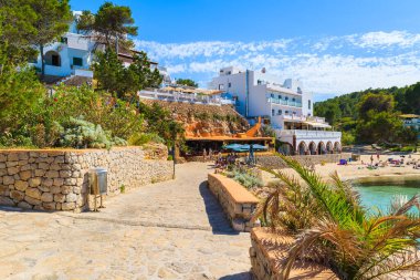 CALA PORTINATX BAY, IBIZA Adası- 22 Mayıs 2017: Cala Portinatx Koyu, İbiza Adası, İspanya 'da restoranları olan kıyı gezinti alanı ve otellerin manzarası.