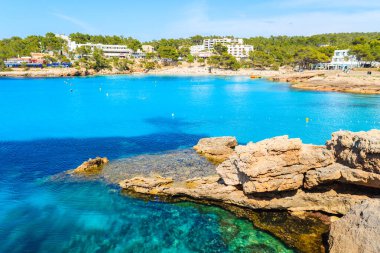 Cala Portinatx körfezindeki deniz koyunda mavi deniz suyu, İbiza adası, İspanya