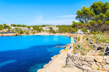 Cala Portinatx körfezindeki kıyı yolu mavi deniz suyuyla, İbiza adası, İspanya