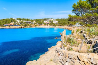 Cala Portinatx körfezindeki kıyı yolu mavi deniz suyuyla, İbiza adası, İspanya