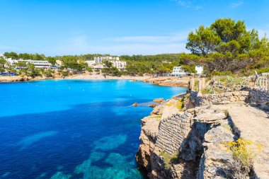 Cala Portinatx körfezindeki kıyı yolu mavi deniz suyuyla, İbiza adası, İspanya