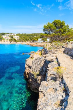 Cala Portinatx körfezindeki kıyı yolu mavi deniz suyuyla, İbiza adası, İspanya