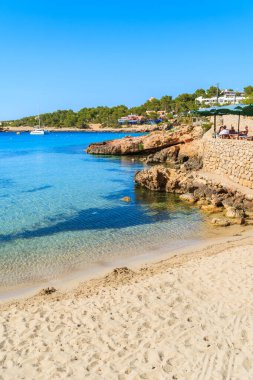 CALA PORTINATX, IBIZA ADASI - 22 Mayıs 2017: İbiza adasındaki Cala Portinatx plajı ve kıyı geçidi manzarası.