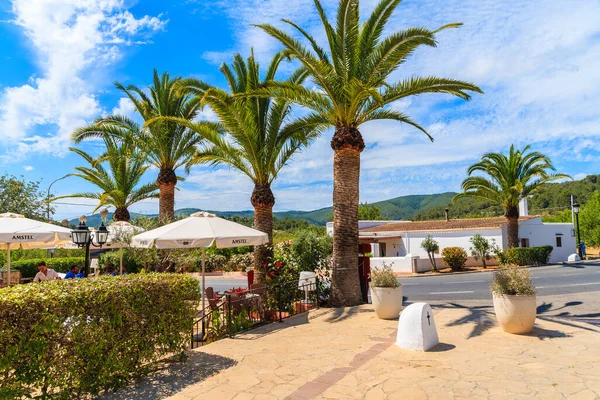 IBIZA Adaları, İspanya - 18 Mayıs 2017: Sant Carles de Peralta köyündeki geleneksel restoran inşaatı ve palmiye ağaçları bahçesi, İbiza Adası, İspanya.