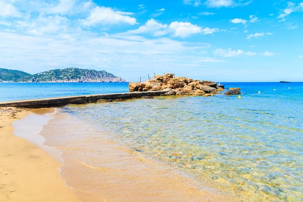 Es Figueral Körfezi 'ndeki kumsal, İbiza, İspanya