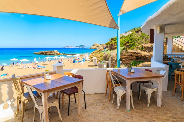 IBIZA Adaları, İspanya - 18 Mayıs 2017: Es Figueral Sahili, İbiza Adası 'ndaki restoran ve deniz manzaralı tablolar.