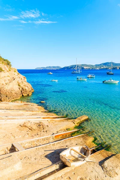 İspanya 'nın İbiza adasındaki Cala San Vicente körfezinde küçük bir balıkçı teknesi.