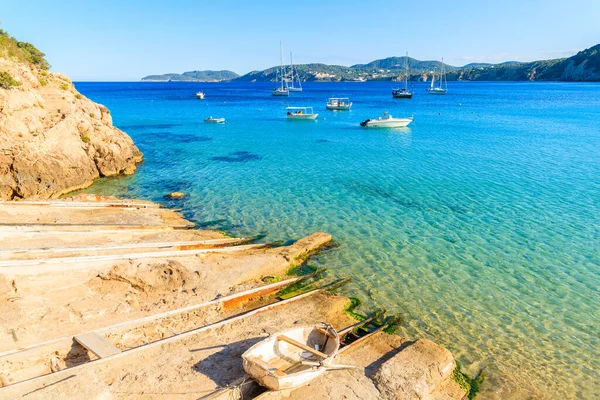 İspanya 'nın İbiza adasındaki Cala San Vicente körfezinde küçük bir balıkçı teknesi.